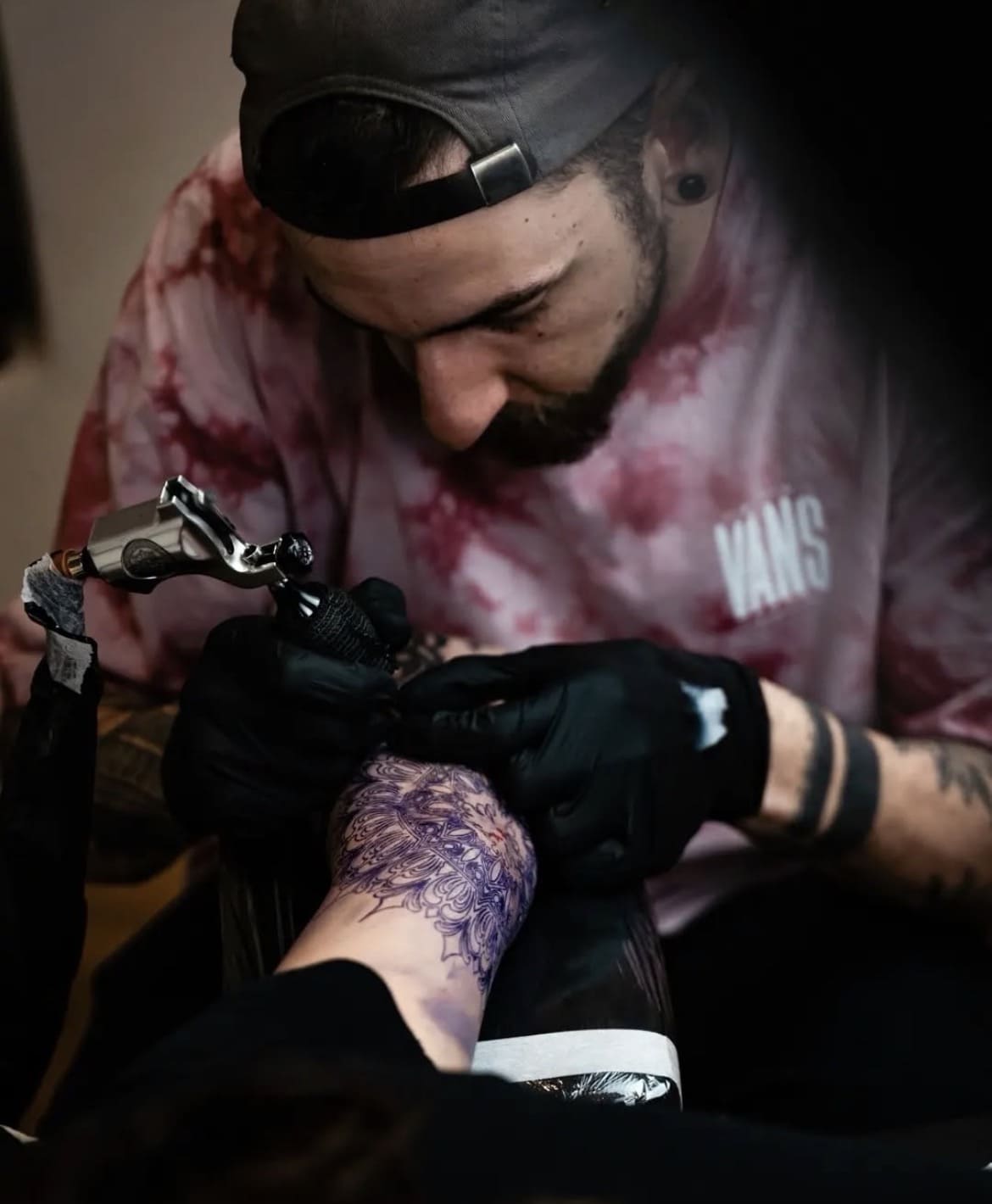 Clément Lebailly (clm.ink) au travail en studio — tatouage