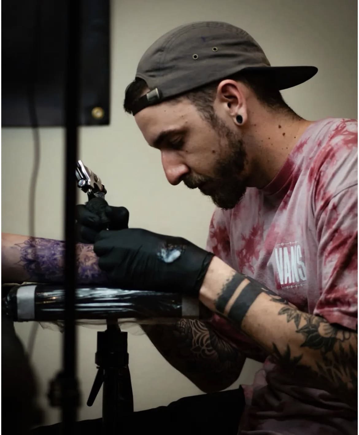 Clèm en séance de tatouage au studio Purple Line, Chambéry